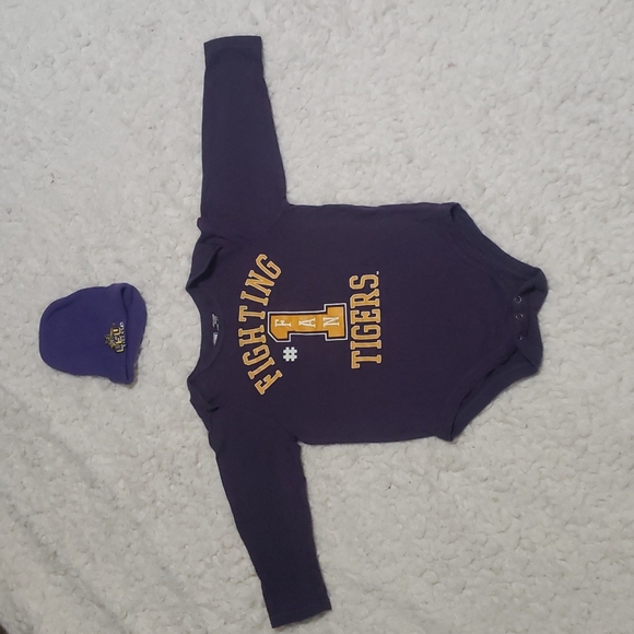 👶🏾Gently worn boys "LSU" Onesie size 12-188. Beanie Hat included! - Picture 2 of 4